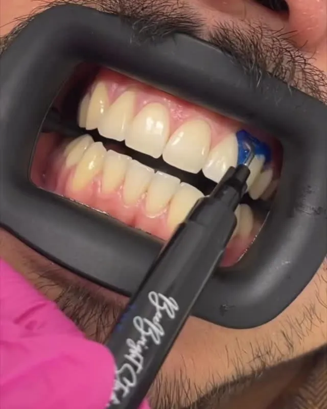 Sorriso durante atendimento na clínica
